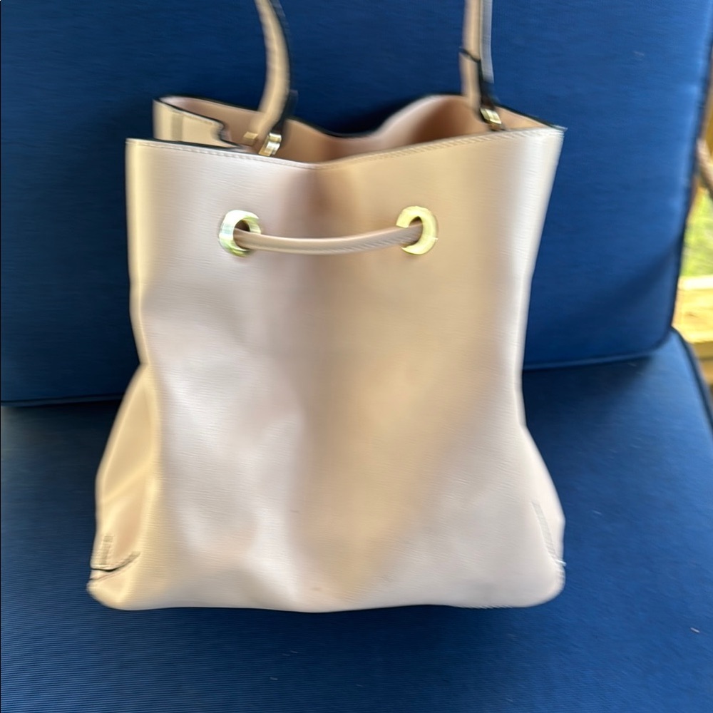 Kelly & Katie Pink Shoulder Bag with Sophisticated Design - Picture 3 of 5